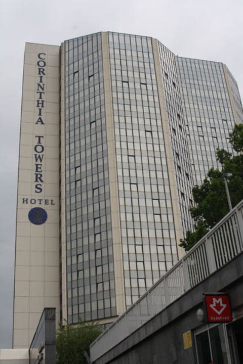 Blick aufs Hotel, im Vordergrund Eingang Metro Grand Hotel Prague Towers