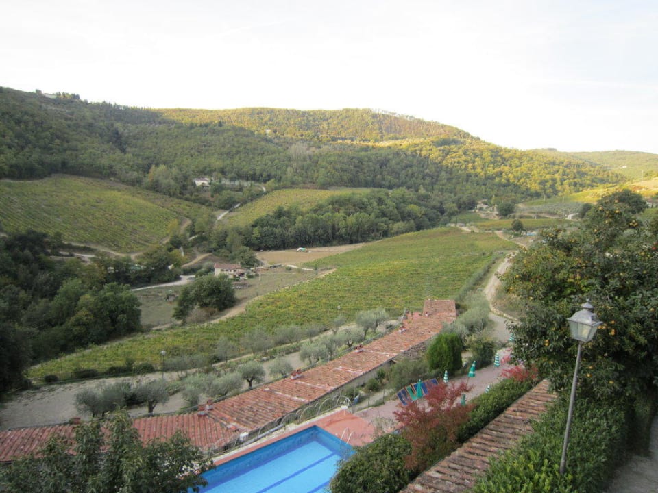 Blick vom Wohnraum auf Pool und Landschaft Agriturismo Fattoria di Castiglionchio