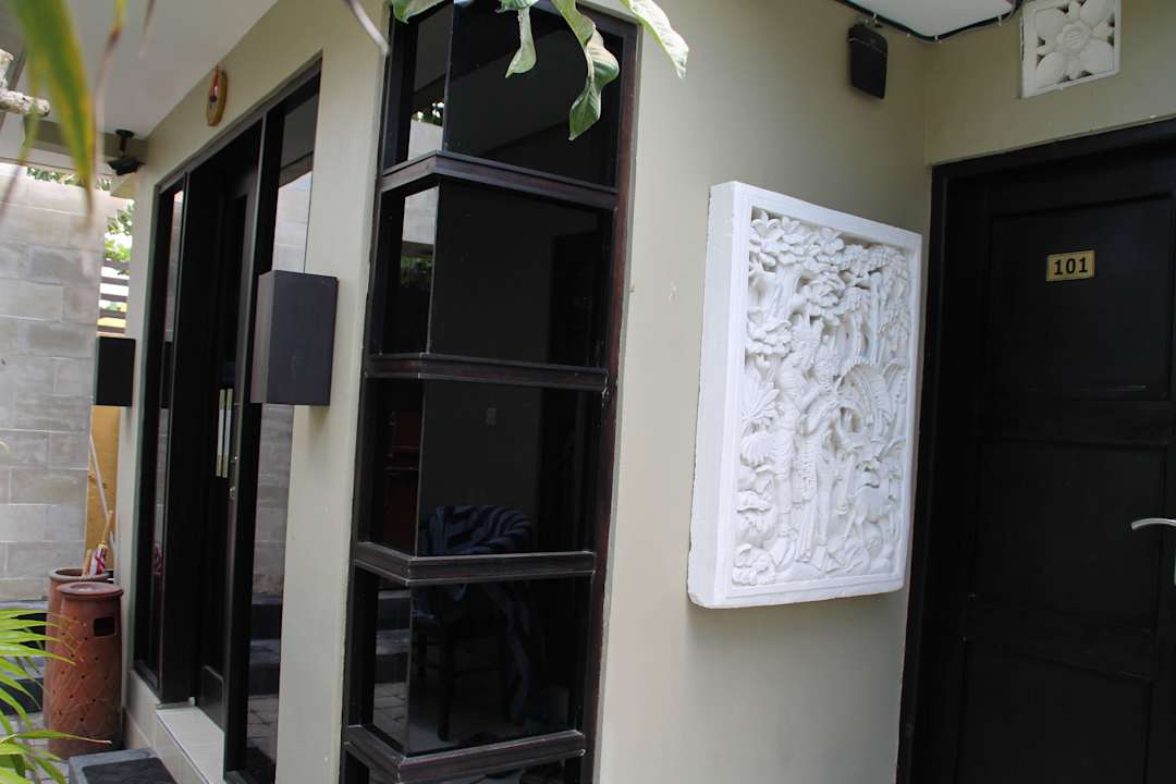 Links Eingang Rezeption, rechts 1. Zimmer Andari Legian