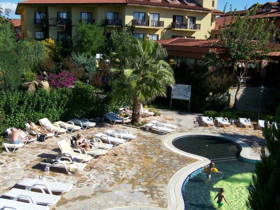 Blick vom Kinderpool zu Haus 5 Alba Resort Hotel