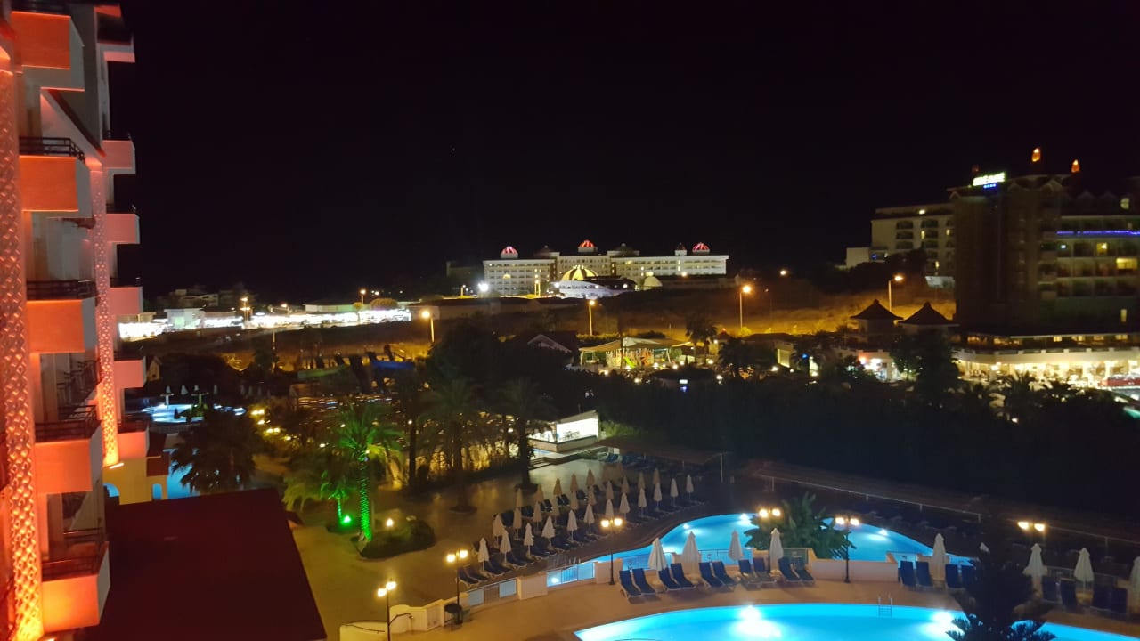 Blick vom Zimmer bei Nacht  Serenis Hotel