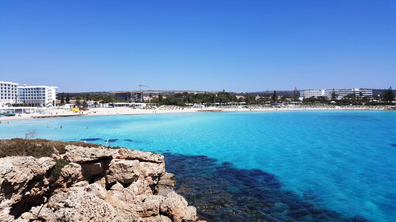 Blick auf das Hotel und Strand Hotel Nissi Beach Resort