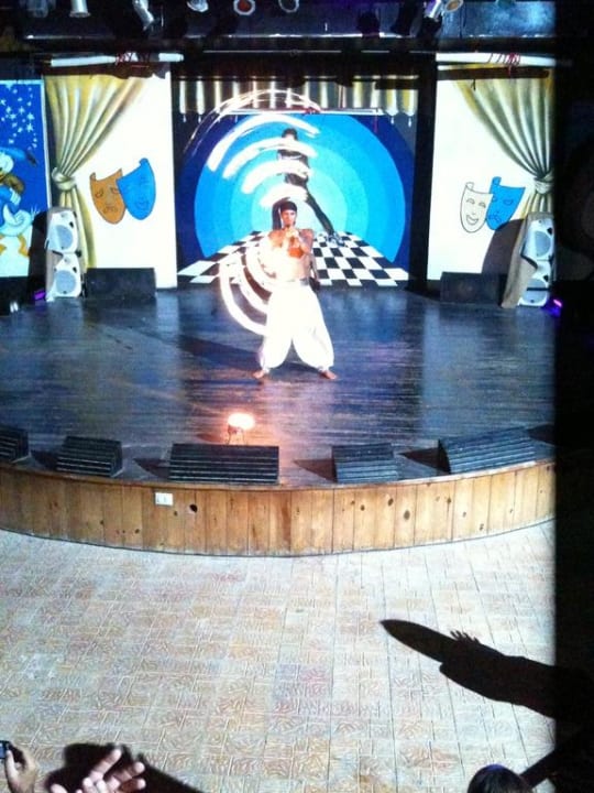 Fakir i jego sztuki z ogniem Sultan Gardens Resort