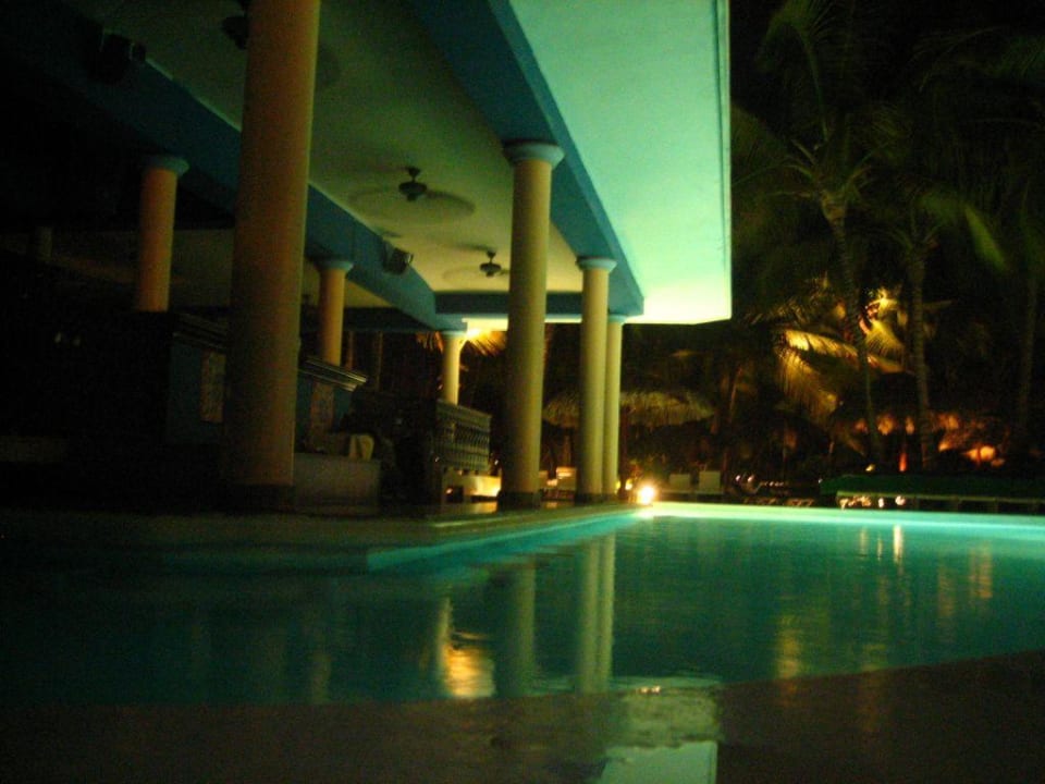 Pool/Poolbar bei Nacht Hotel Riu Bambu