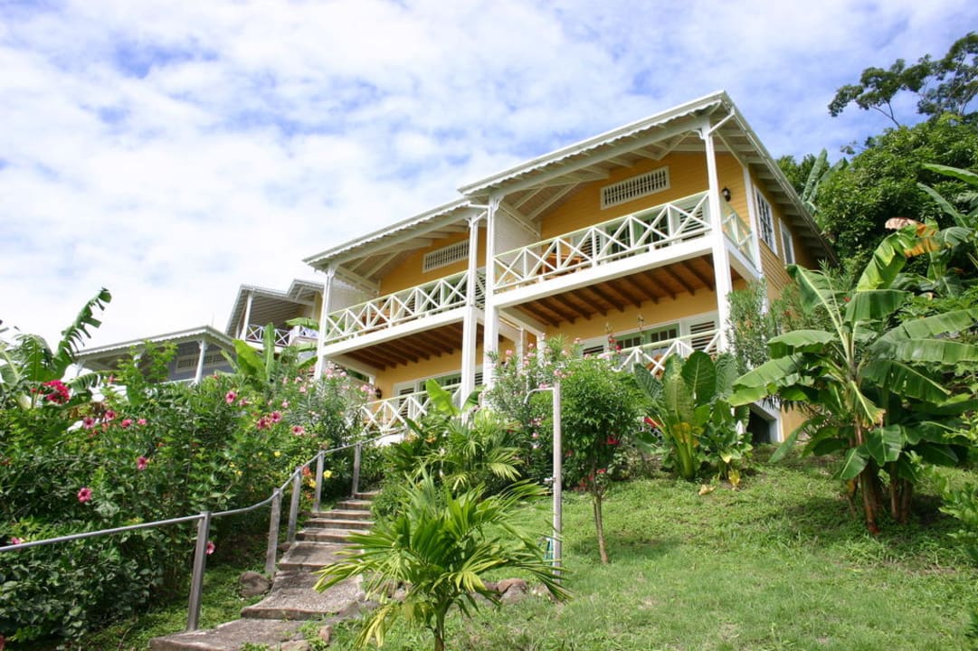 Die Cottages vom Garten aus gesehen Hotel Mango Bay Cottages