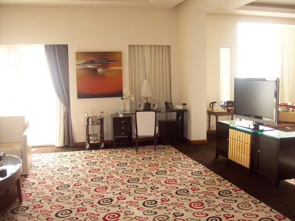 TV-Gerät; im Hintergrund Schreibtisch Premier Le Reve Hotel & Spa