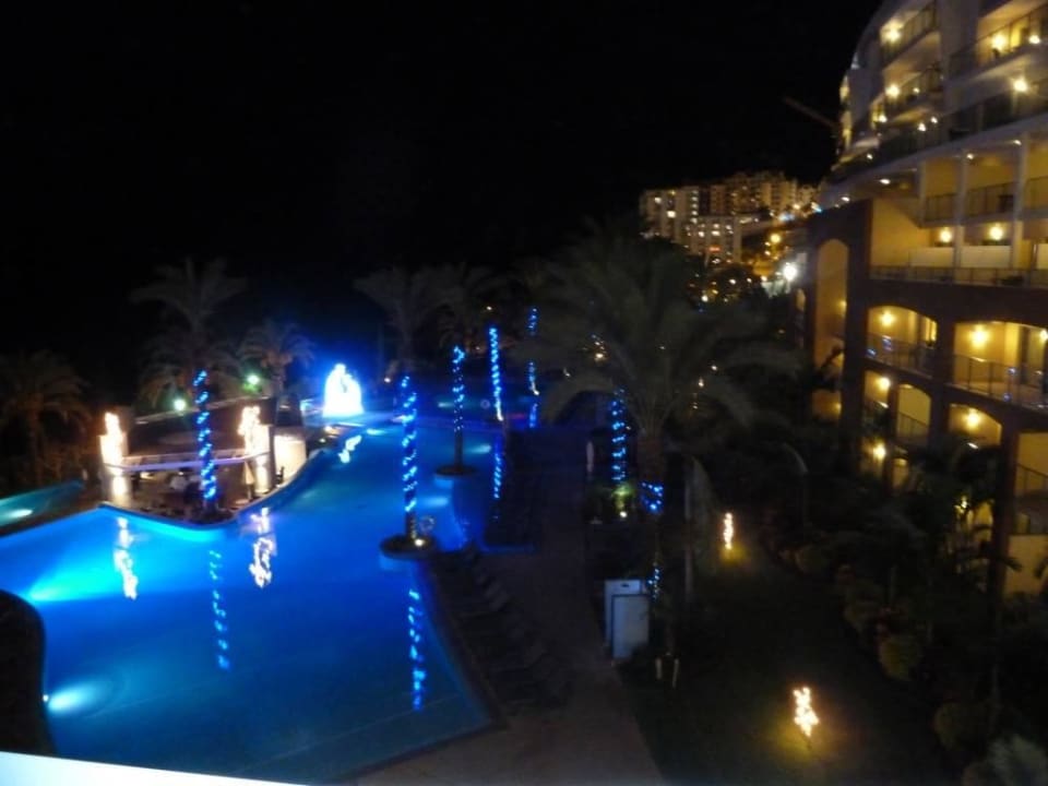 Bei Nacht im Poolbereich im Dez./Jan. Pestana Promenade Ocean Resort Hotel