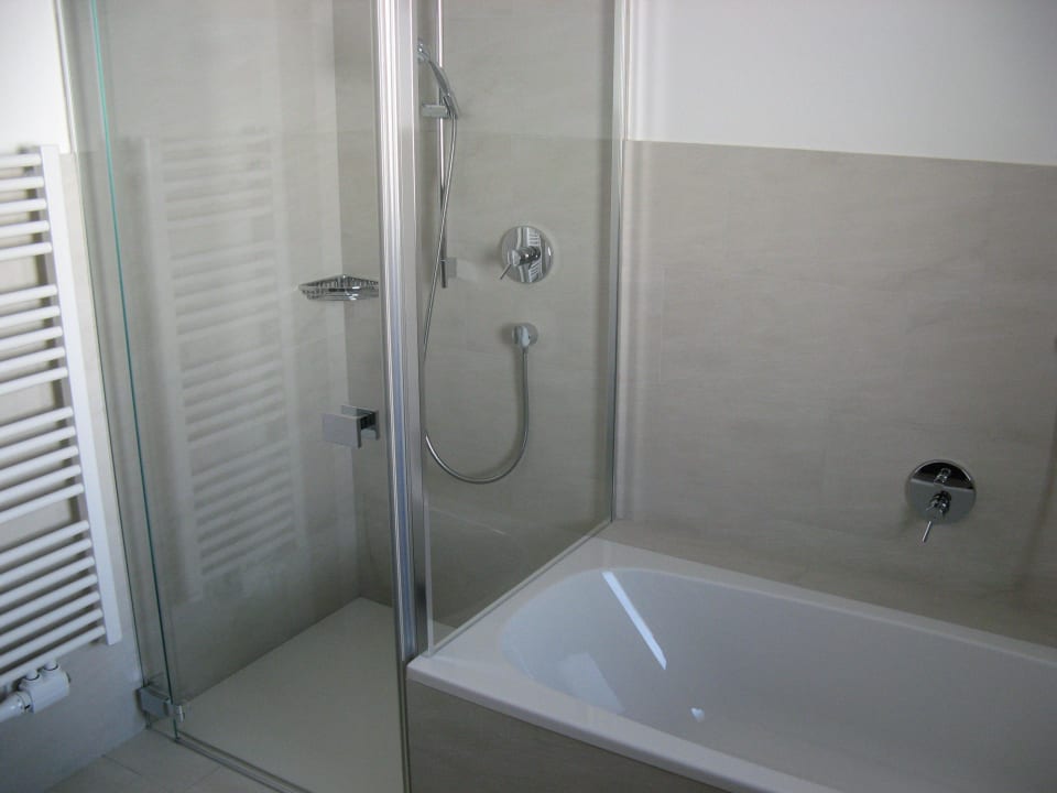 Dusche und Wanne Saleghes Dolomites Residence