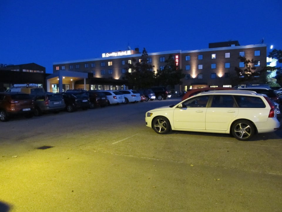 Parkplatz vor Hotel Quality Hotel Vänersborg