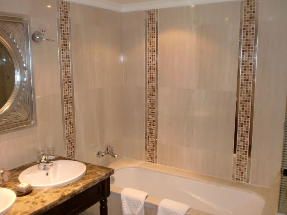 Eines der beiden Badezimmer SUNRISE Crystal Bay - TUI BLUE