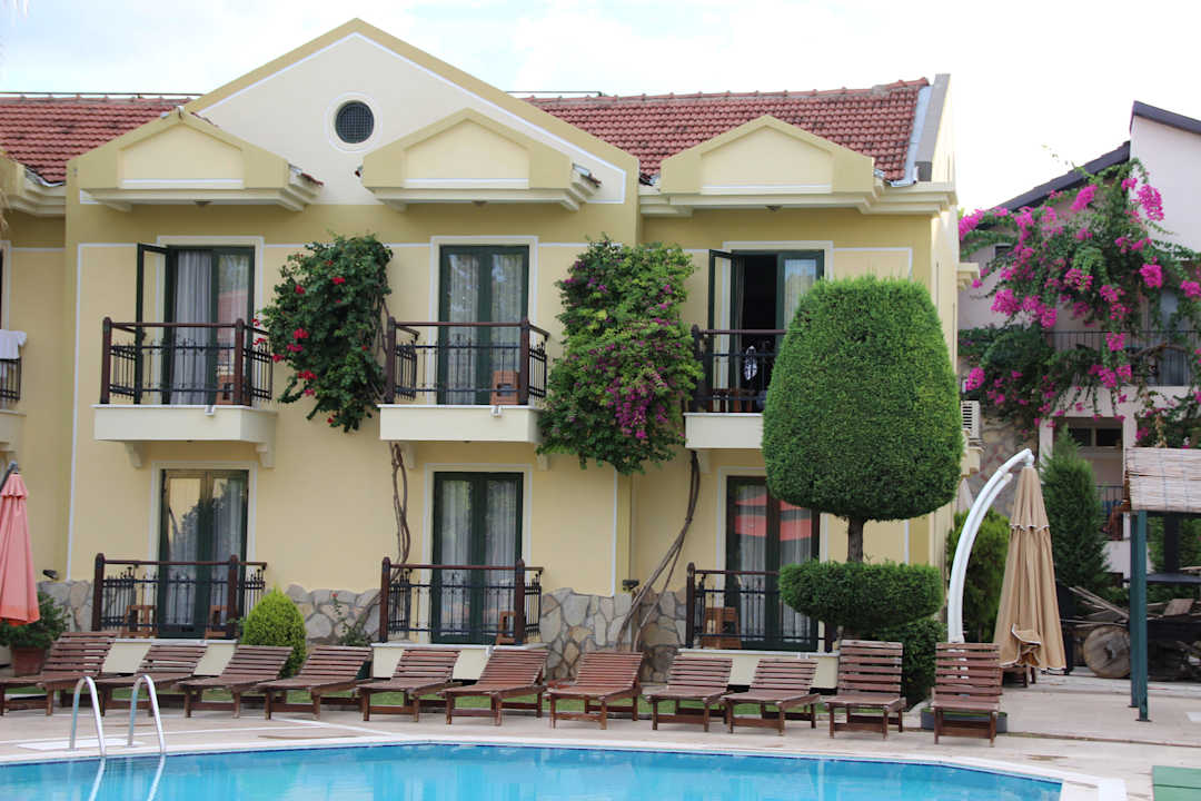 Aussicht vom Innenhof/Pool Harman Hotel