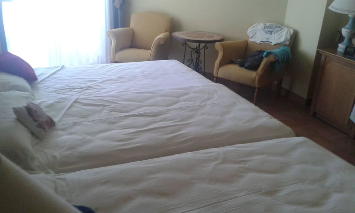 Sogar zwei Sessel und Tisch  im Zimmer Iberostar Selection Andalucía Playa