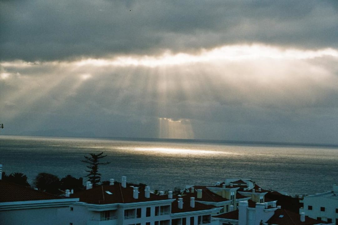 Wunderschöner Anblick von unserer Sonnenterrasse aufs Meer . Residencial Vila Lusitania