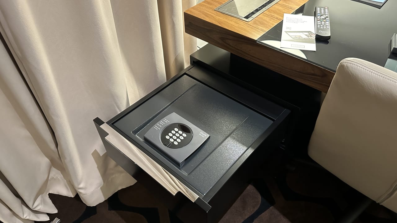 Zimmer Roomers Berlin Steinplatz, Autograph Collection