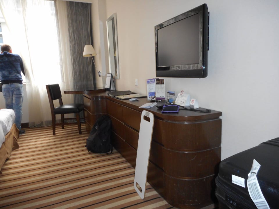 Zwei Mann können nicht am Tisch essen oder spielen Hotel Metropark Kowloon