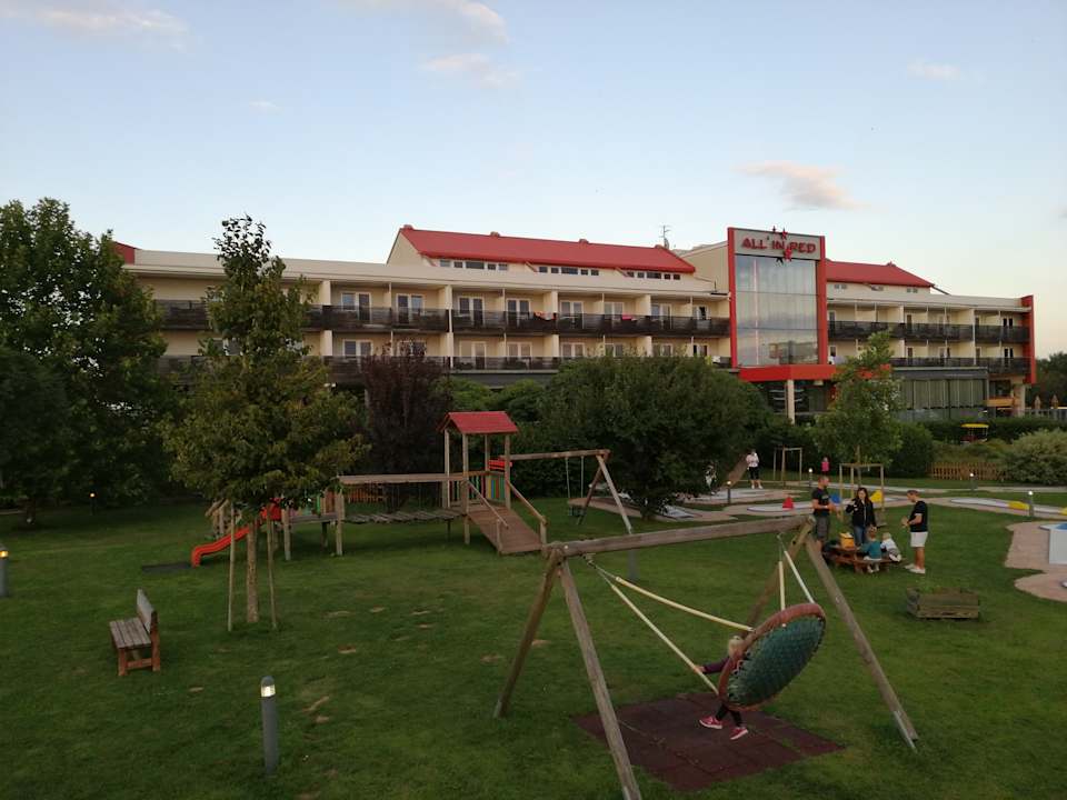 Außenansicht All In Red Thermenhotel