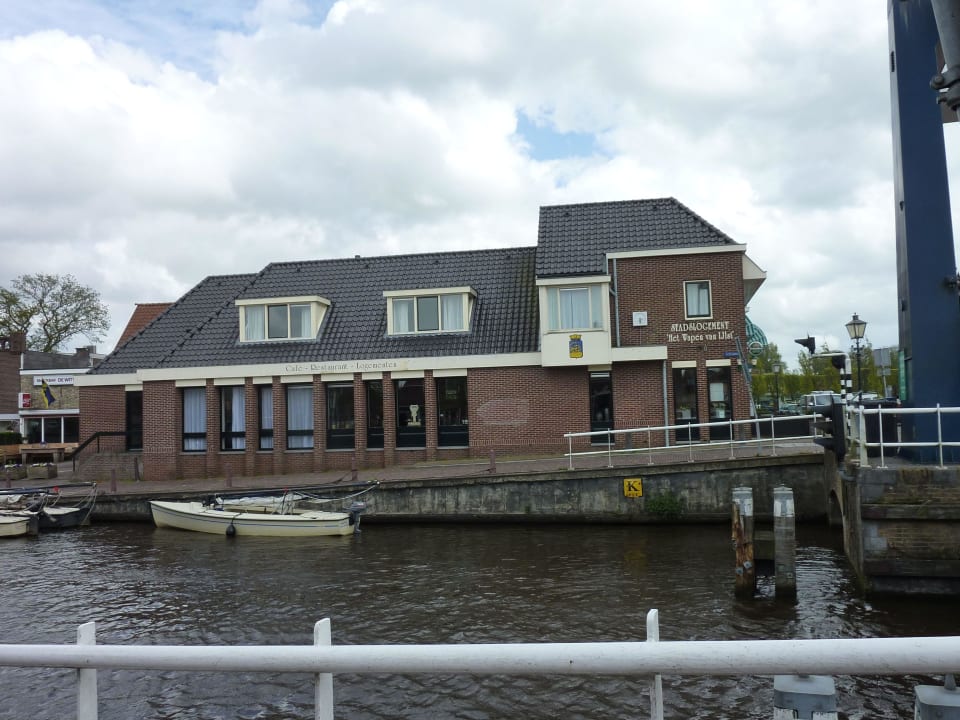 Das Hotel von der anderen Strassenseite Hotel Stadsherberg Het Wapen van IJlst