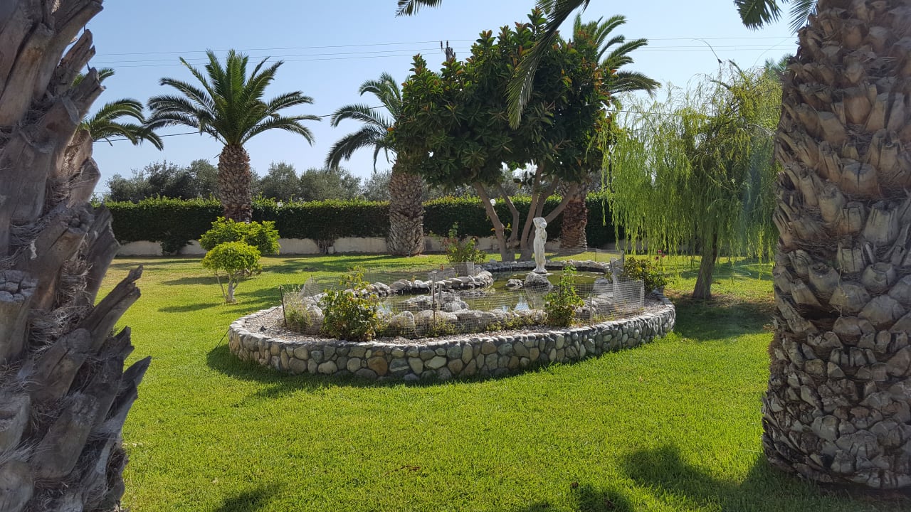 Gartenanlage vom Hotel vor Haupthaus Corali Hotel
