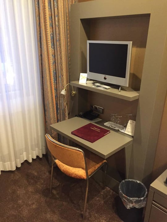 Schreibtisch / TV Hotel im Engel