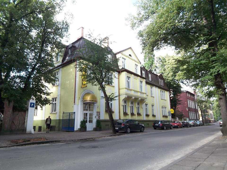 Außenansicht von der Straße Hotel Atena