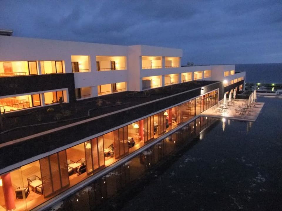 Ein Gebäudeflügel, unten Lobby und Bar Hotel Costa Calero