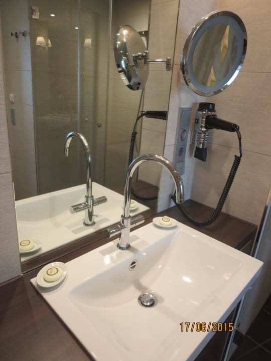 Bad IV mit Waschbecken (könnte etwas größer sein) Hotel Mondial am Dom Cologne- MGallery