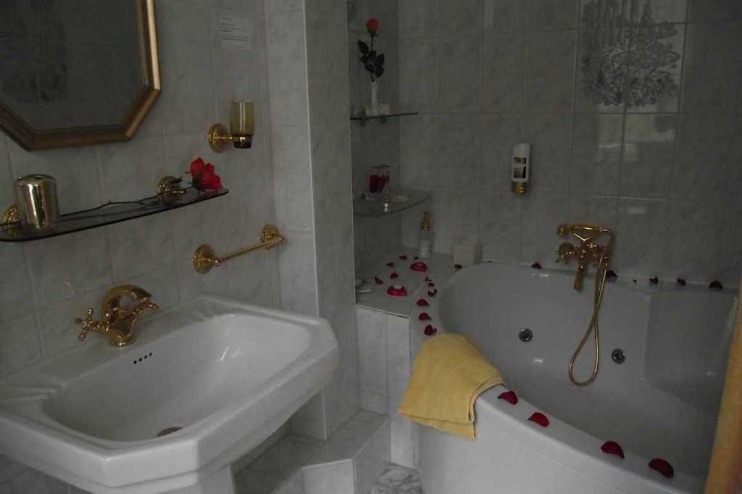 Whirlpool mit Waschbecken Hotel Sonnenberg Schloesschen