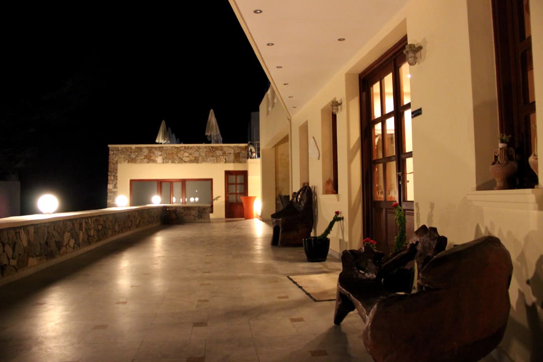 Hotelterrasse mit Eingang zur Rezeption Hotel Epavlis