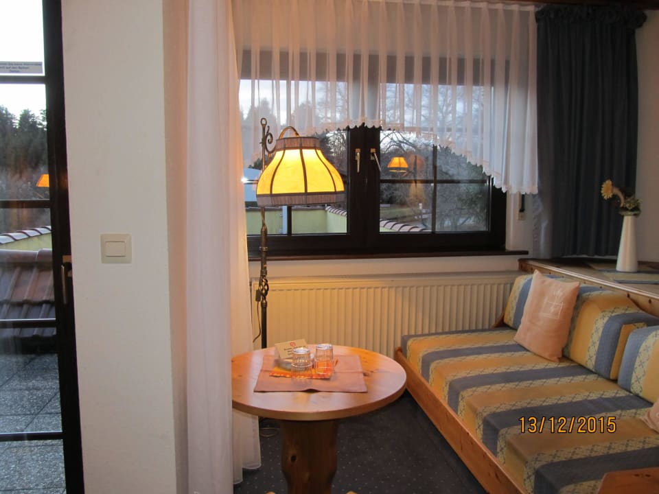 Sitzgelegenheit und Blick auf den Balkon Vital- und Wellnesshotel Albblick