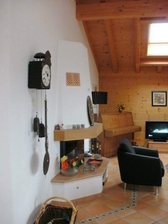 Wohnzimmer mit Kamin FeWo Chalet Heimat