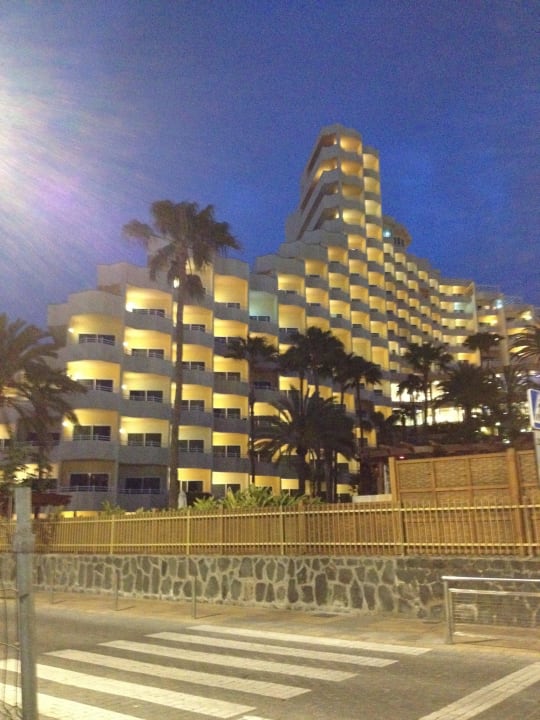Hotel Aussenansicht am Abend Corallium Dunamar by Lopesan Hotels