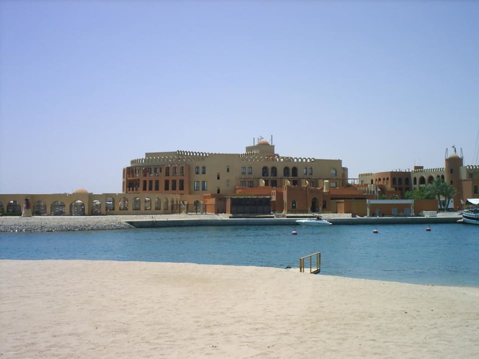 Blick vom Strand aufs Hotel Hotel Three Corners Ocean View prestige - Adults only