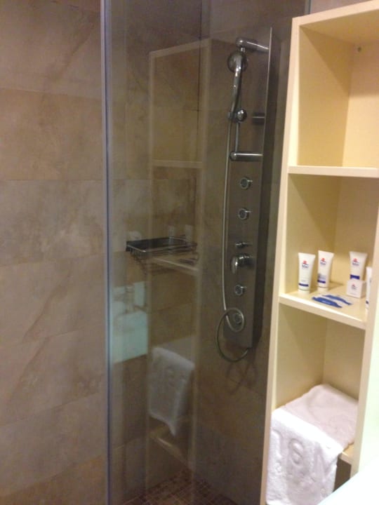 Dusche und Ablage Hotel Condesa