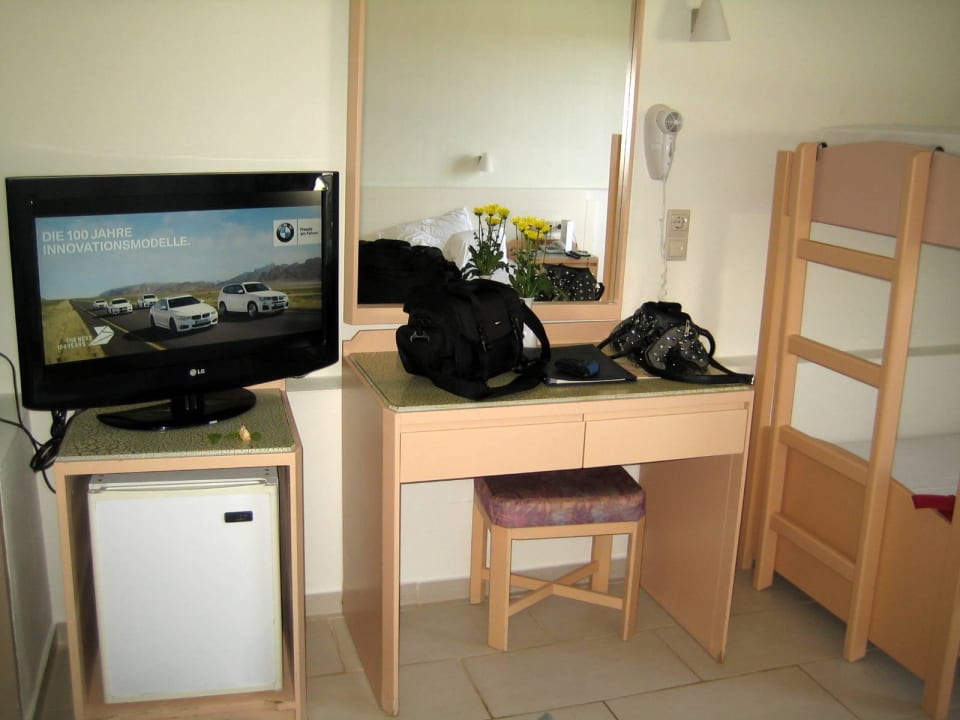Schreibtisch, Kühlschrank, TV Grecotel Meli Palace