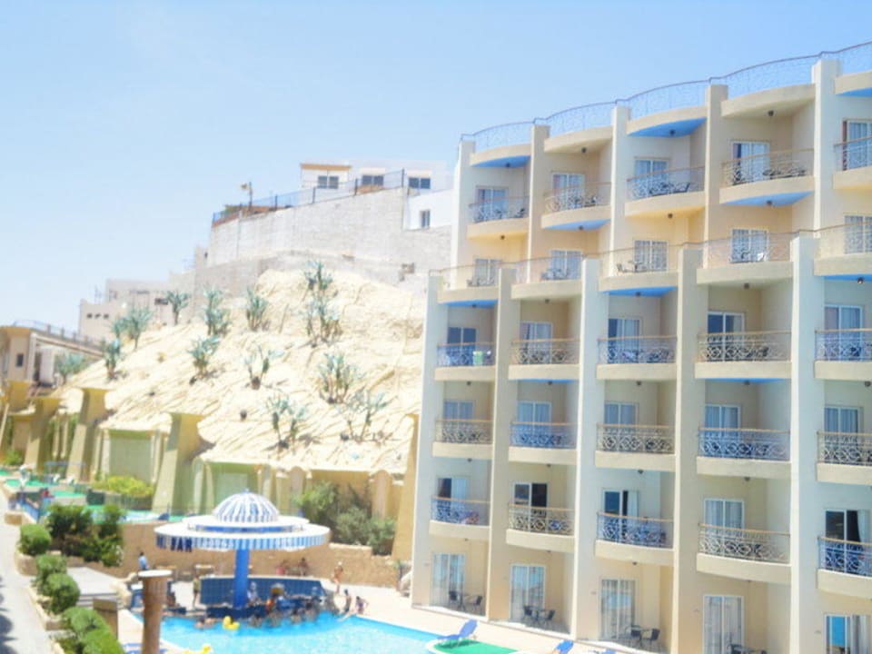 Widok na Sphinx King Tut Resort