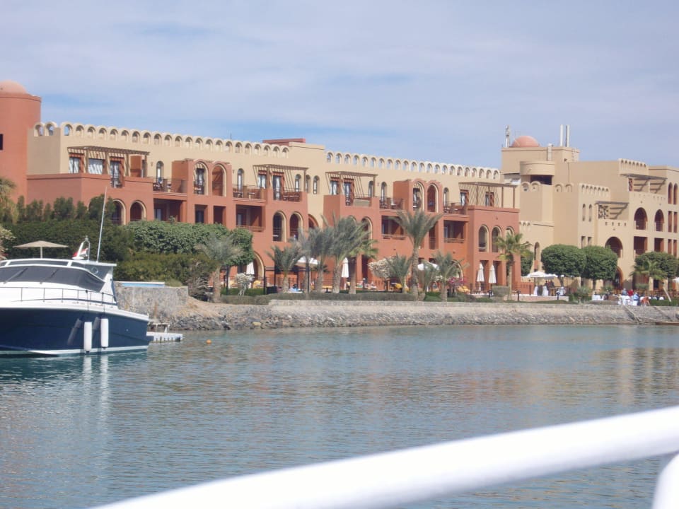 Rechts das Hauptgeb.in der Mitte das Nebengebäude. Hotel Three Corners Ocean View prestige - Adults only