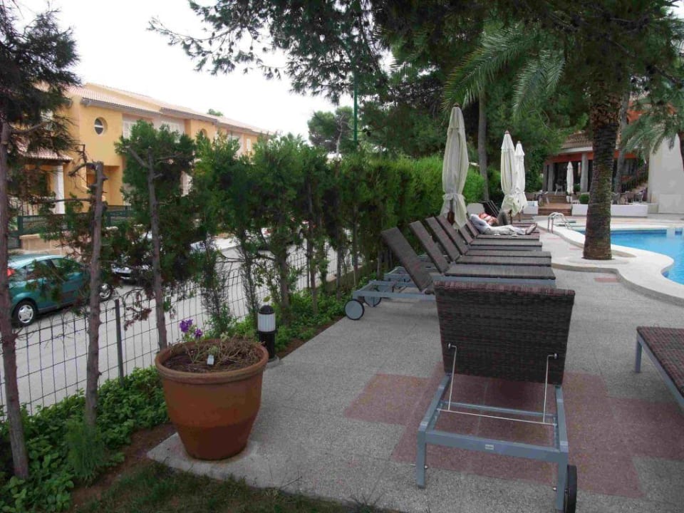 Der Pool und die Strassennähe Es Bauló Petit Hotel