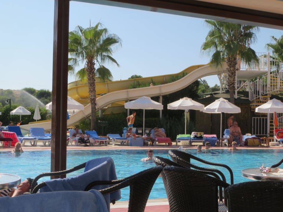 Blick von Bar auf Poolanlage Royal Atlantis Beach Hotel