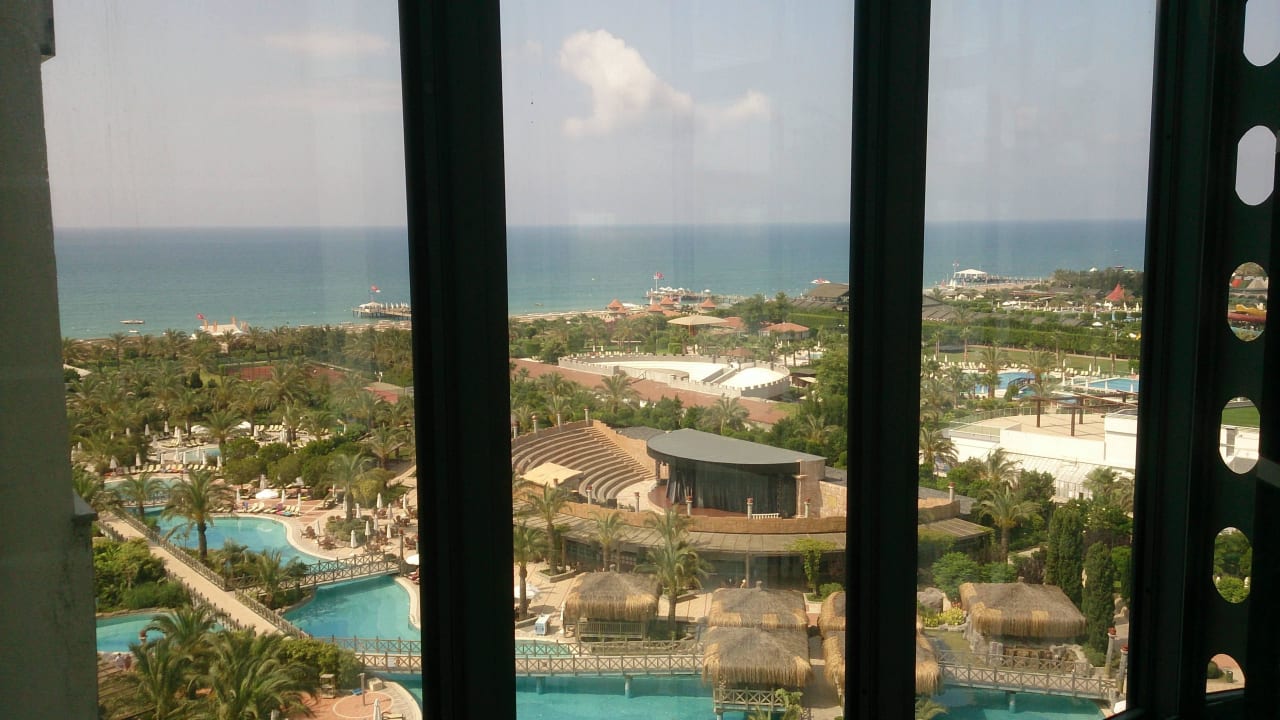 Ausblick vom gläsernen Fahrstuhl Royal Wings Hotel