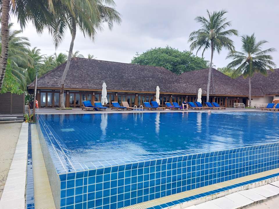 Pool Vilamendhoo Island Resort & Spa