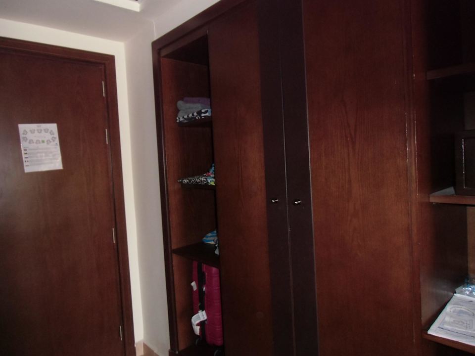 Ein Teil vom grossen Kleiderschrank Pickalbatros Alf Leila Wa Leila Resort - Neverland Hurghada