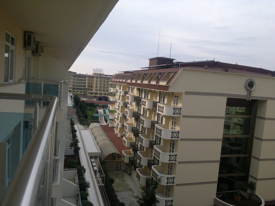 Balkon mit Blick zum Titan Garden Solivia Hotel