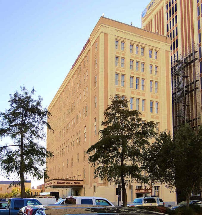 Hotel, dahinter der AT&T Tower Hotel Drury Inn & Suites New Orleans