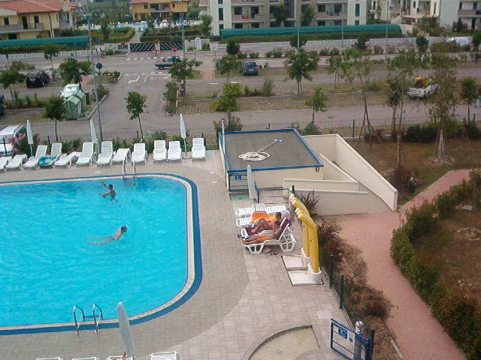 Blick aus Zimmer auf den Pool Residence I Tamerici