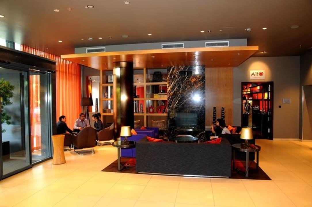 Hol recepcyjny  Adina Apartment Hotel Frankfurt Neue Oper