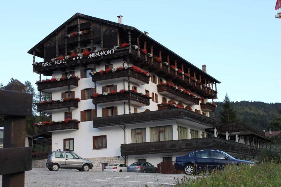 Von der Straße aus Park Hotel Miramonti Folgaria