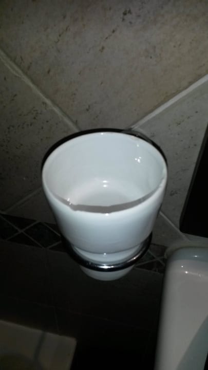 Kaputter Zahnbecher  Hotel Nuovo Quattro Fontane