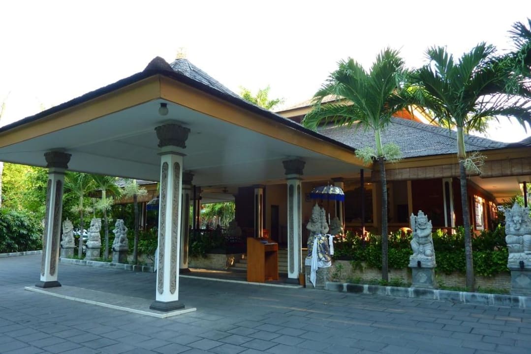 Hoteleingang  Bali Mandira Beach Resort & Spa