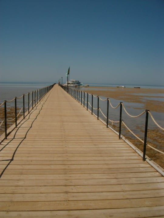Steg der ins tiefe Wasser führt Golden Beach Resort