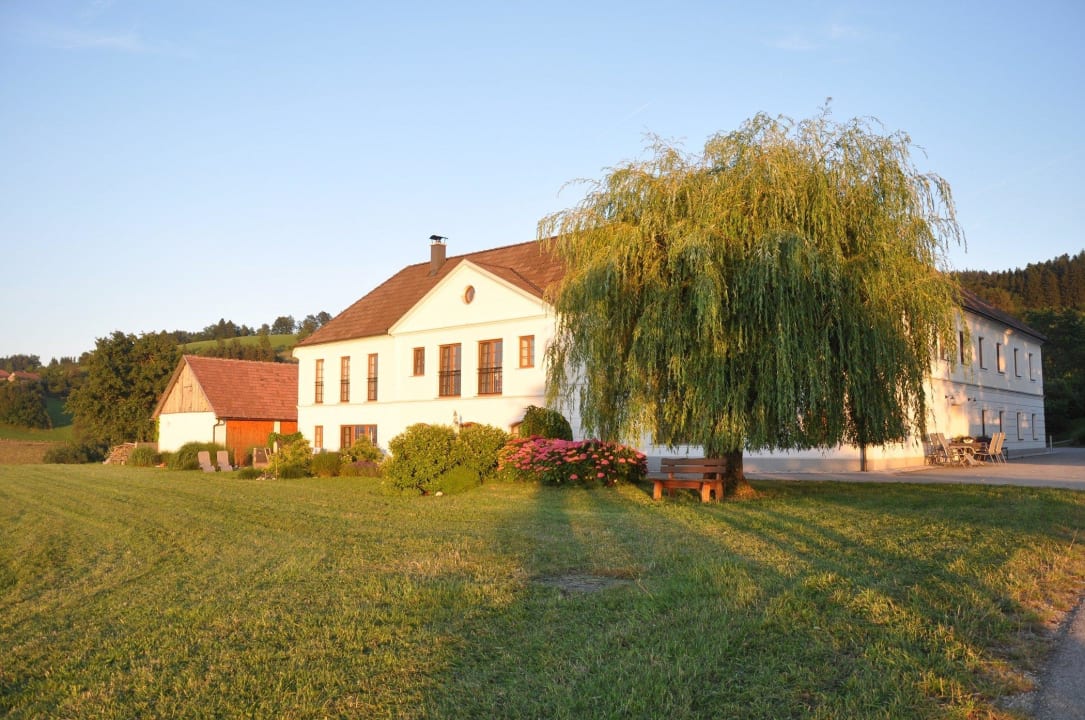 Landhaus Aigner (Hauptansicht mit großem Garten) Landhaus Aigner